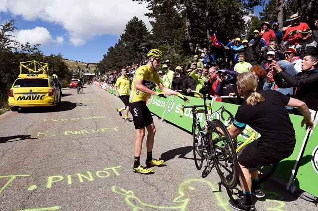 Chris Froome getting a new bike on Mont Ventoux in 2016