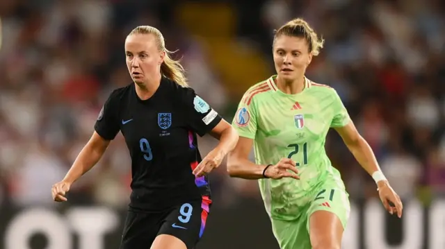 Beth Mead of England is put under pressure by Michela Cambiaghi of Italy