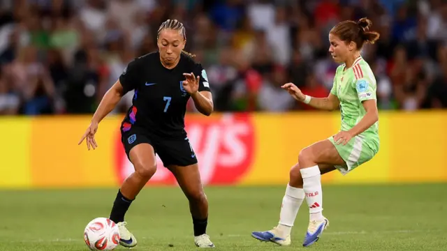 Lauren James of England controls the ball whilst under pressure from Manuela Giugliano of Italy