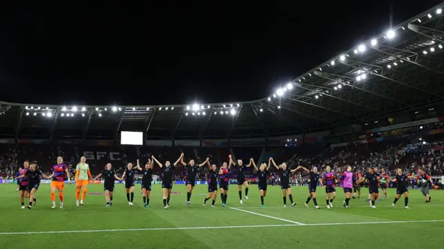 The players of England celebrate after the UEFA Women's EURO 2025 Semi-Final match between England and Italy at Stade de Geneve