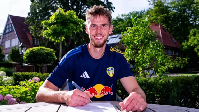 Anton Stach signs his Leeds contract