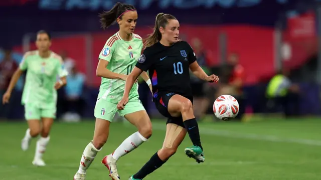 Ella Toone of England passes the ball under pressure from Barbara Bonansea of Italy during the UEFA Women's EURO 2025 Semi-Final match between England and Italy at Stade de Geneve