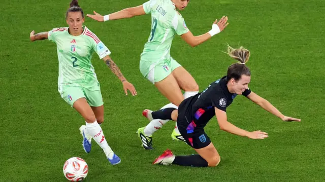 Lauren Hemp of England is challenged by Elisabetta Oliviero and Martina Lenzini of Italy