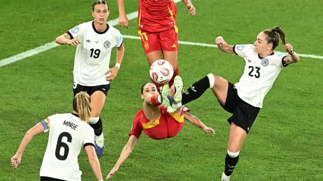 Spain's forward #09 Esther Gonzalez (C) and Germany's defender #23 Sophia Kleinherne (R) fight for the ball