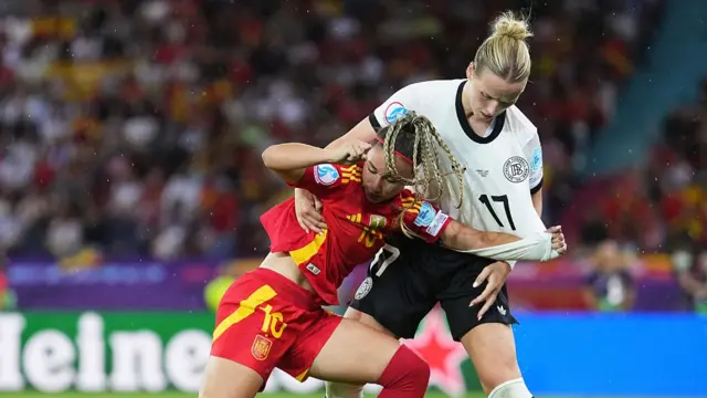 Athenea del Castillo of Spain is challenged by Franziska Kett of Germany