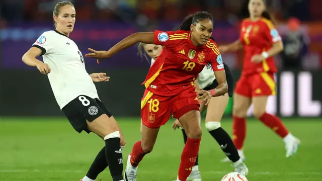 Salma Paralluelo of Spain runs with the ball under pressure from Sydney Lohmann of Germany