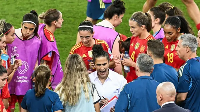 Spain's head coach Montse Tome (C) instructs her players ahead of extra time