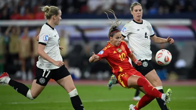 Athenea of Spain shooting the ball
