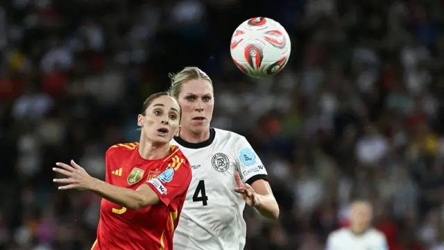 Spain's forward #09 Esther Gonzalez (L) and Germany's defender #04 Rebecca Knaak (R)