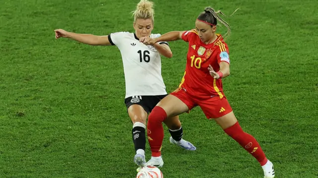 Athenea del Castillo of Spain is challenged by Linda Dallmann of Germany