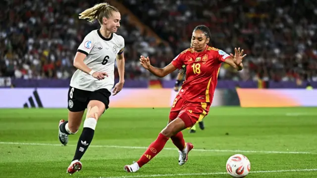 Spain's forward #18 Salma Paralluelo (R) and Germany's midfielder #06 Janina Minge (L) fight for the ball