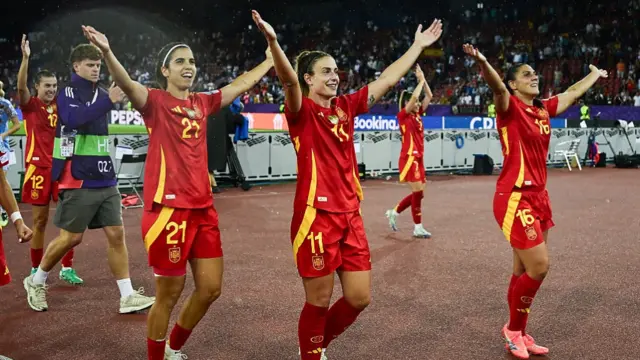 Spain players celebrate victory in front of their fans