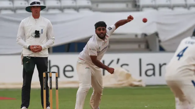 Rehan Ahmed bowling for Leicestershire against Derbyshire