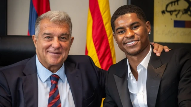 Marcus Rashford smiles with FC Barcelona president Joan Laporta