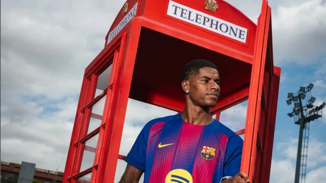 Marcus Rashford Barcelona deal unveiled in front of red telephone box