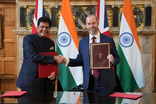 Secrétaire britannique aux affaires et au commerce Jonathan Reynolds, ministre de l'industrie et de l'offre de droite et indien, Piyush Goyal se serre la main après avoir signé un accord de libre-échange sur Checker le 24 juillet 2025