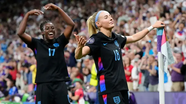 Michelle Agyemang and Chloe Kelly celebrate