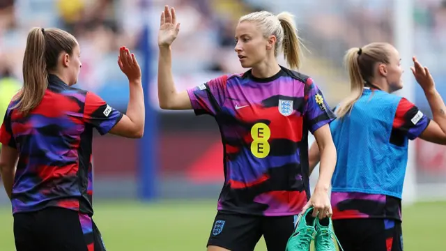 Ella Toone and Leah Williamson high five