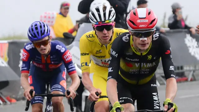 Oscar Onley follows Jonas Vingegaard and Tadej Pogacar up the Col de la Loze