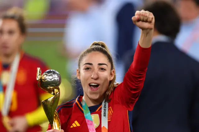 Olga Carmona celebrates with world cup trophy