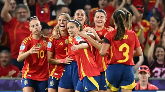 Players of Spain celebrate after a score during the UEFA Women's EURO 2025 Group B match between Spain and Portugal at Stadion Wankdorf in Bern, Switzerland