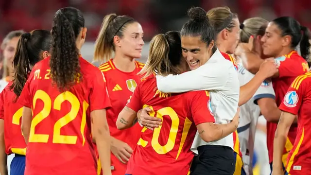 Montse Tome Vazquez head coach of Spain and her players celebrate victory after the UEFA Women's EURO 2025 Quarter-Final match between Spain v Switzerland at Stadion Wankdorf