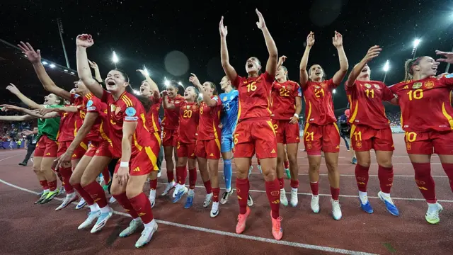 Cristina Martin-Prieto forward of Spain and Sport Lisboa e Benfica and her teammates celebrate victory after the UEFA Womens EURO 2025 Semi-Final match between Germany and Spain at Stadion Letzigrund
