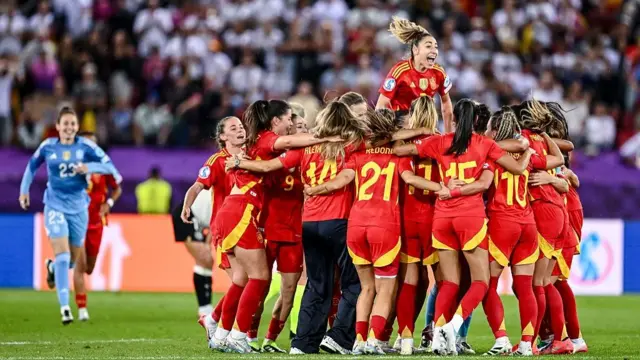 Spanish team celebrate the victory during the UEFA Women's EURO 2025 Semi-Final match between Germany and Spain at Stadion Letzigrund