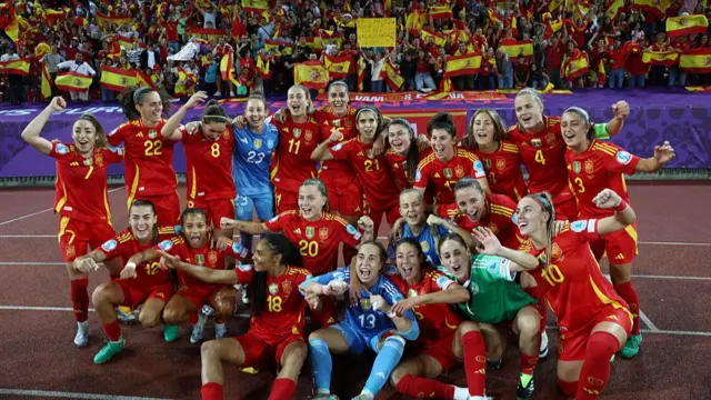 Spain players celebrate victory in front of their fans after the UEFA Women's EURO 2025 Semi-Final match between Germany and Spain at Stadion Letzigrund