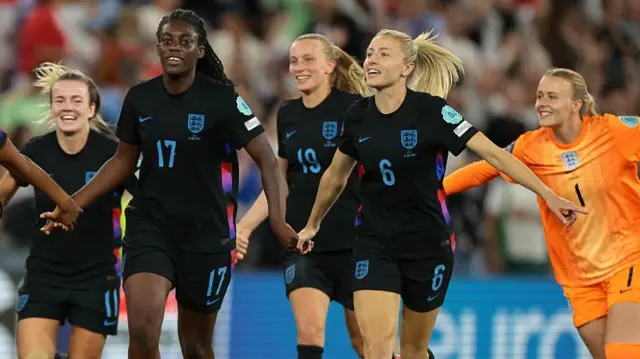 Khiara Keating, Michelle Agyemang, Leah Williamson, Hannah Hampton, Niamh Charles, Lauren Hemp and Agnes Beaver-Jones celebrate the 2-1 extra time victory following the final whistle of the UEFA Women's EURO 2025 Semi-Final match between England and Italy at Stade de Geneve