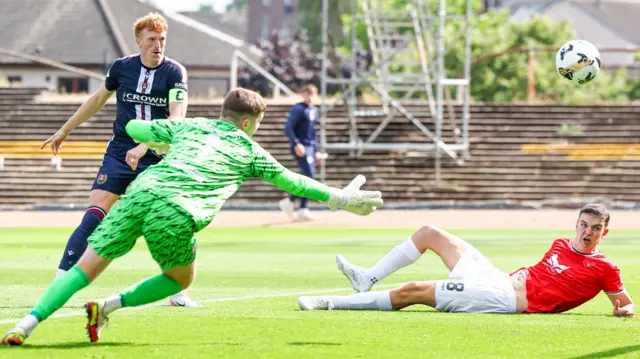 Simon Murray scores for Dundee against Montrose