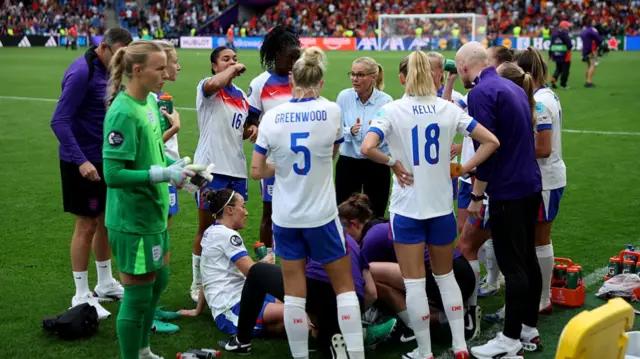 Sarina Wiegman, Head Coach of England, speaks to her players ahead of extra time