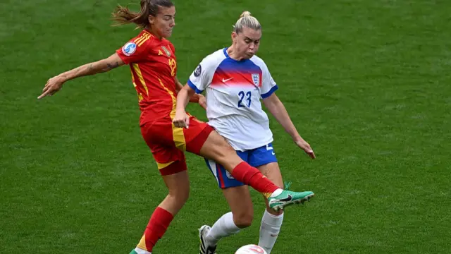 Alessia Russo of England is challenged by Patricia Guijarro of Spain