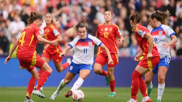 Lauren Hemp of England controls the ball whilst under pressure from Irene Paredes of Spain