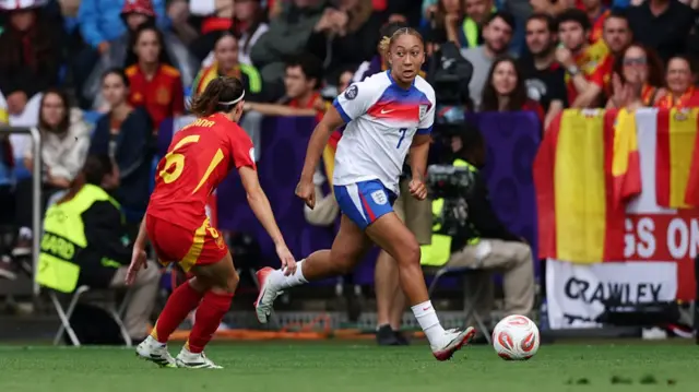 Lauren James of England runs with the ball whilst under pressure from Aitana Bonmati of Spain