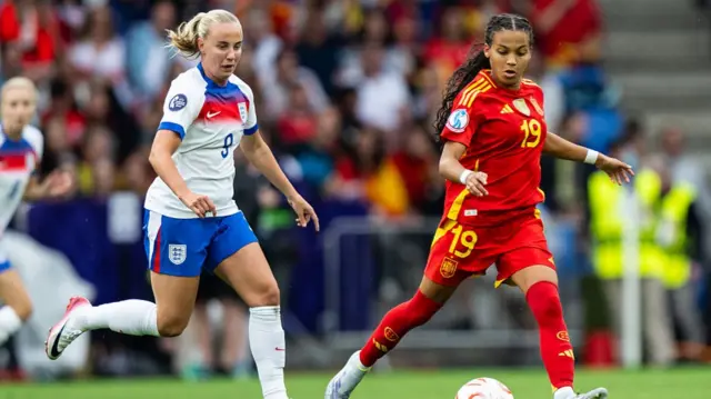 Beth Mead of England confronts Vicky Lopez of Spain