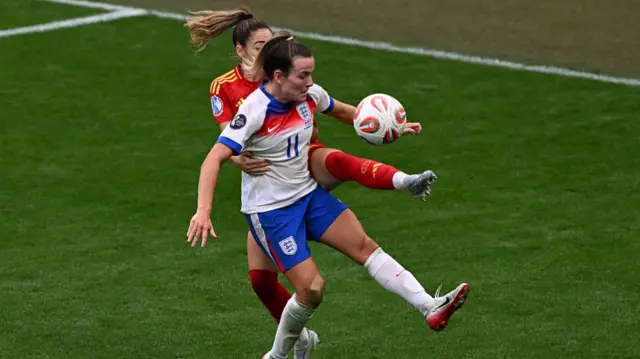 Spain's defender #07 Olga Carmona (L) and England's forward #11 Lauren Hemp challenge for the ball during the UEFA Women's Euro 2025 final