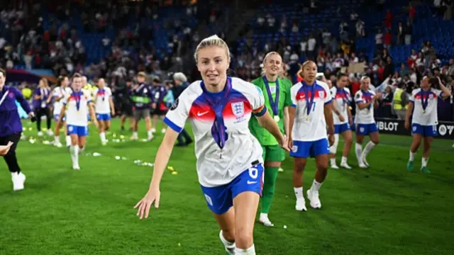 Leah Williamson of England celebrate their team's victory
