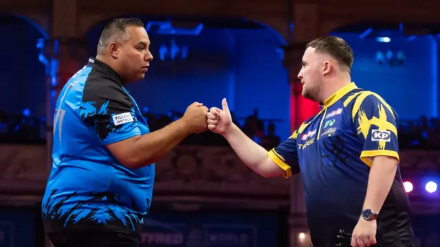 Jermaine Wattimena greets Luke Littler