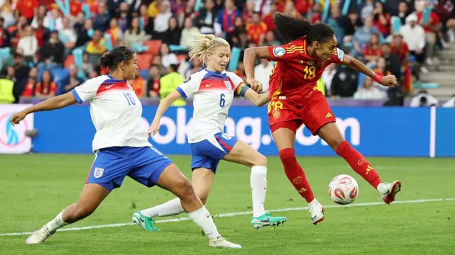 Salma Paralluelo of Spain misses a chance whilst under pressure from Jessica Carter and Leah Williamson of England