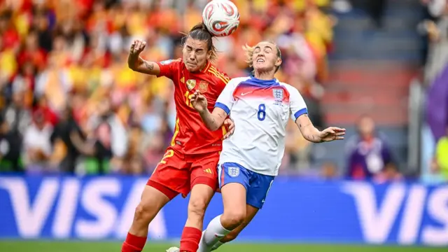 Patri Guijarro of Spain and Georgia Stanway of England battle for the ball