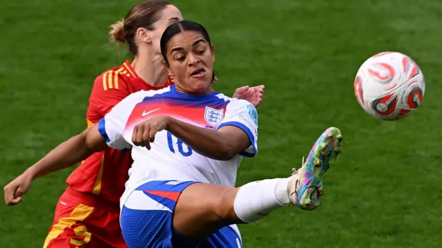 Spain's forward #09 Esther Gonzalez (L) and England's defender #16 Jessica Carter challenge for the ball