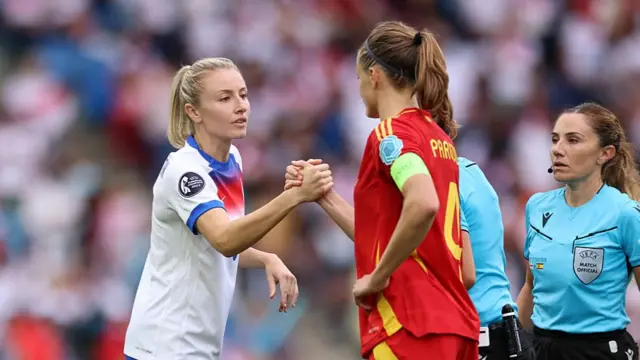 Leah Williamson of England embraces Irene Paredes of Spain prior to extra time