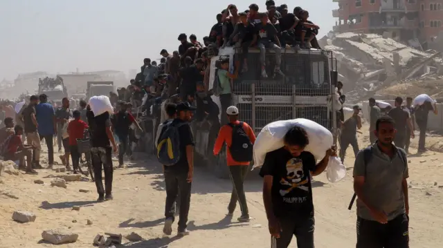 Gazans carrying aid