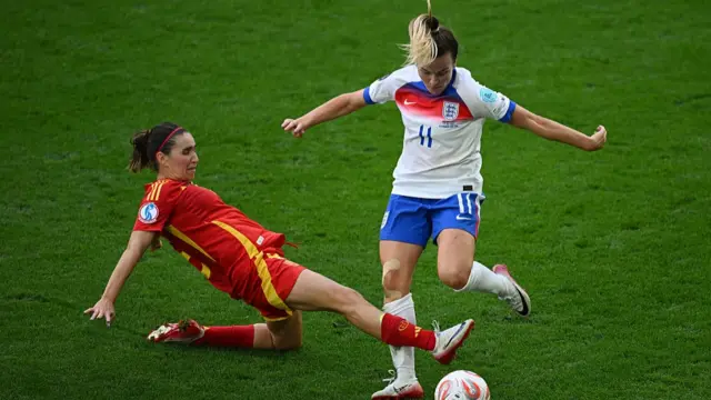 Lauren Hemp of England is challenged by Mariona Caldentey of Spain