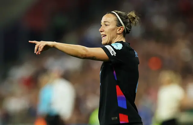 Lucy Bronze pointing