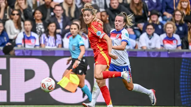 Laia Aleixandri of Spain and Lauren Hemp of England battle for the ball