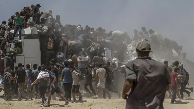 Gazans run to aid truck