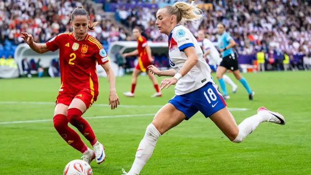 Ona Batlle (L) of Spain confronts Chloe Kelly (R) of England