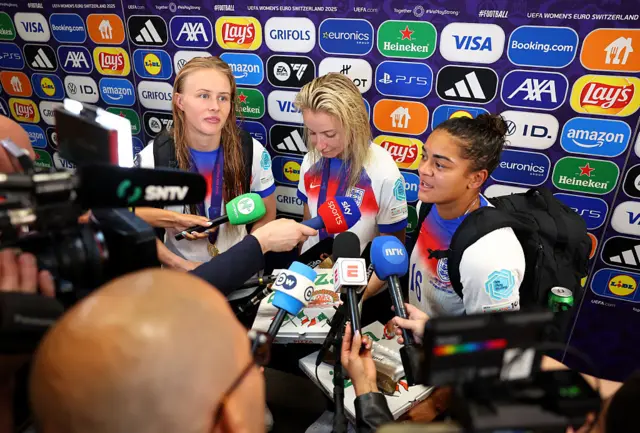 England players eat pizza while doing Euro 2025 interviews